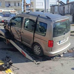 Antalya’da palmiye ağacına çarpan aracın sürücüsü yaralandı