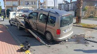 Antalya’da palmiye ağacına çarpan aracın sürücüsü yaralandı