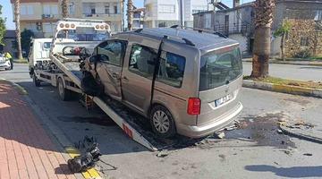Antalya’da palmiye ağacına çarpan aracın sürücüsü yaralandı