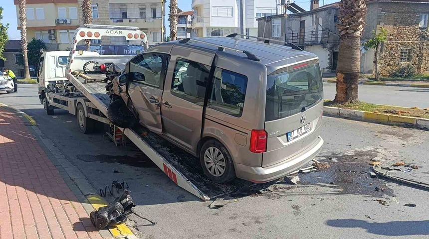 Antalya&rsquo;da palmiye ağacına &ccedil;arpan aracın s&uuml;r&uuml;c&uuml;s&uuml; yaralandı