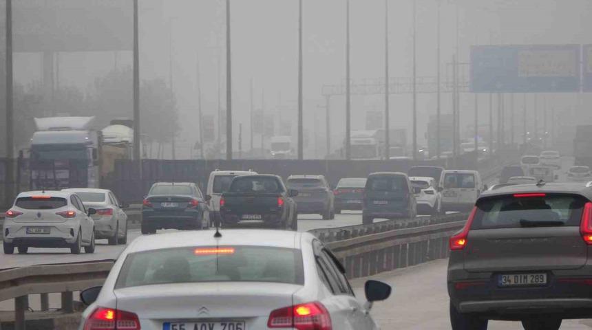 Kocaeli&rsquo;de etkili olan sis s&uuml;r&uuml;c&uuml;lere zor anlar yaşattı