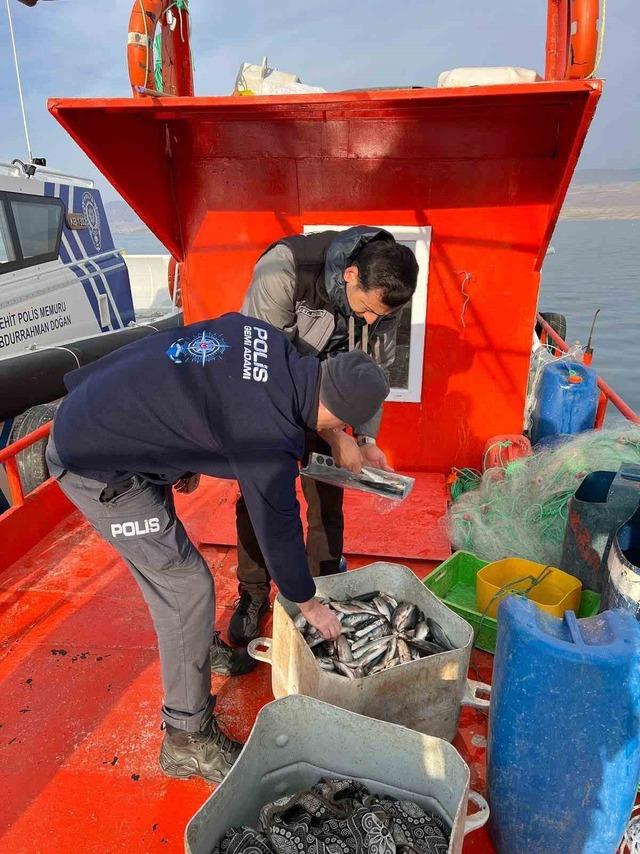 Van Gölü’nde balıkçılık denetimi yapıldı 1