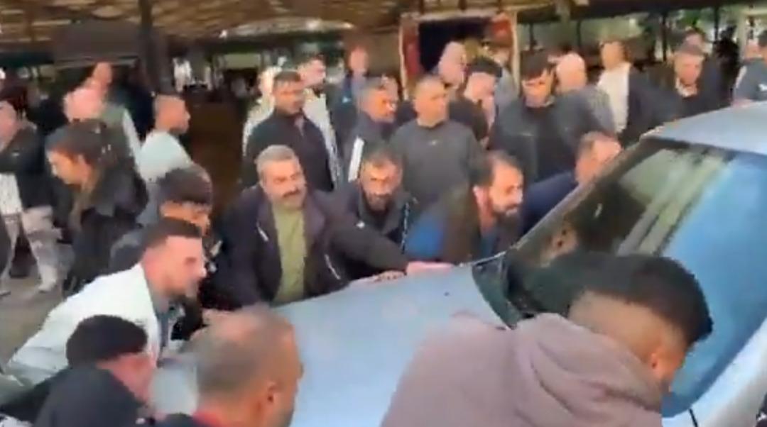 Belediye Başkanı, gözyaşları içinde tehdit edildiklerini açıkladı: "Bu zorbalara izin vermeyeceğim" 1