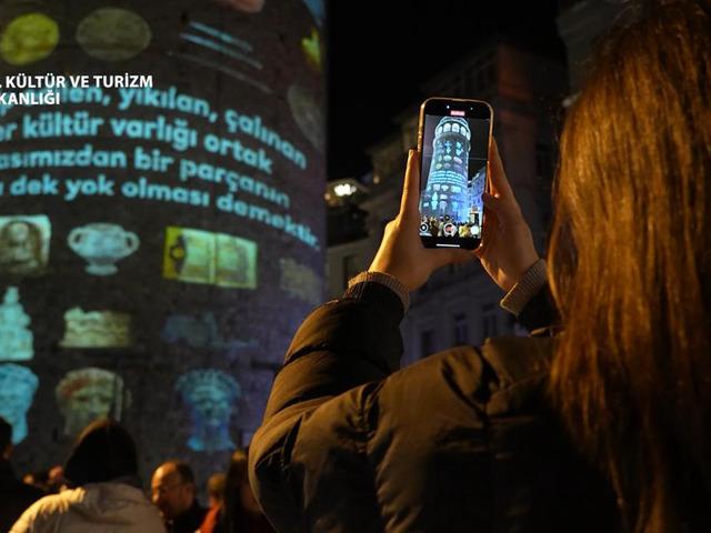 Galata Kulesi'ne yansıtıldı! Görenler telefona sarıldı