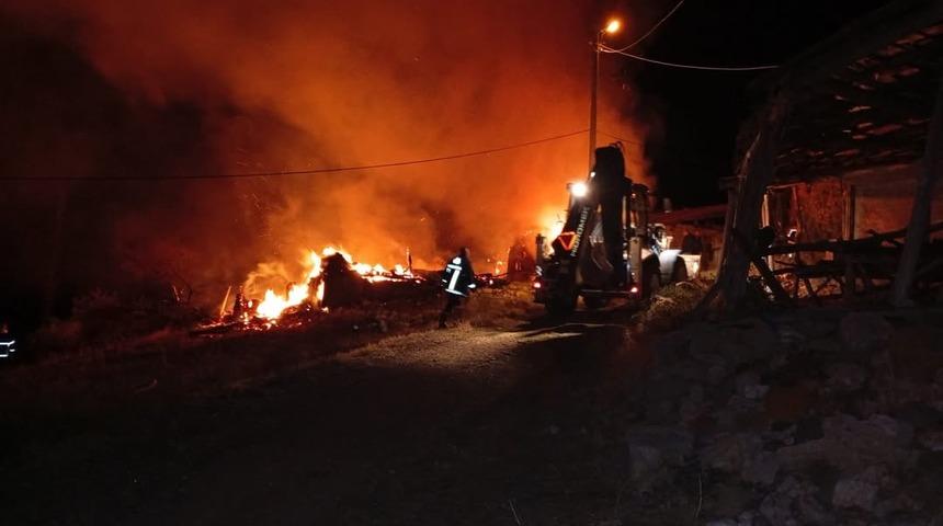 &Ccedil;orum&rsquo;da alevlere teslim olan ev, samanlık ve balyalar k&uuml;le d&ouml;nd&uuml;