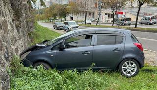 Otomobil istinat duvarına çarptı! İdmana giden futbolcu yaralandı