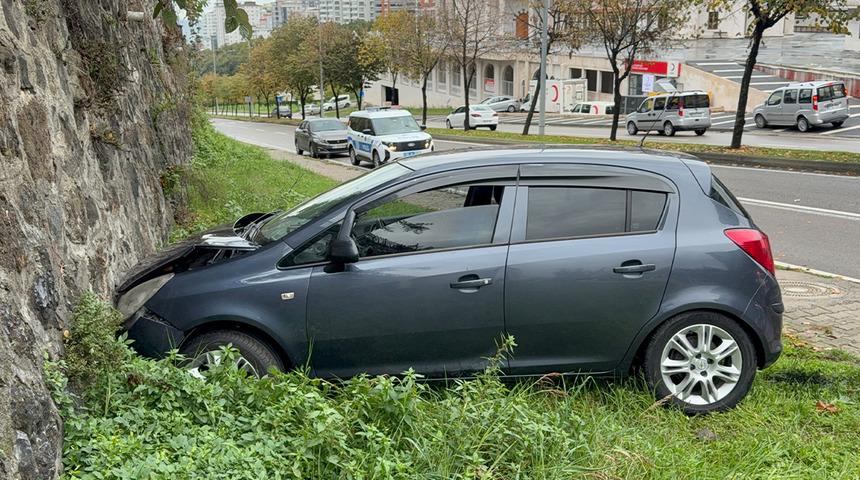 Otomobil istinat duvarına &ccedil;arptı! İdmana giden futbolcu yaralandı
