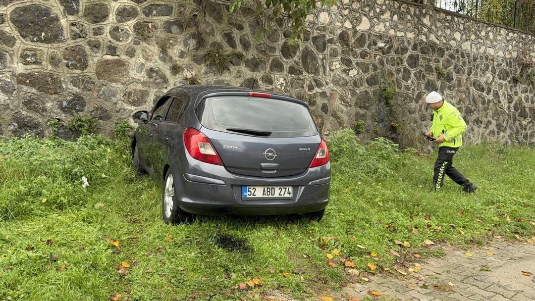 Otomobil istinat duvarına &ccedil;arptı! İdmana giden futbolcu yaralandı 1