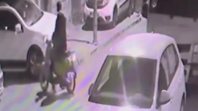 Bahçelievler’de motosiklet hırsızlığı kamerada: 2 şüpheli yakalandı
