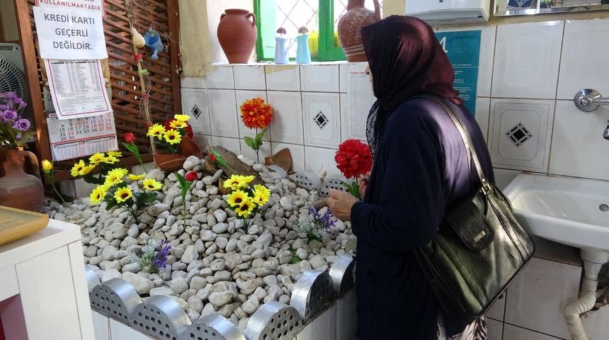 Yatır mezarlık g&ouml;renleri hayrete d&uuml;ş&uuml;r&uuml;yor! Pide yemeye gelen dua edip &ccedil;ıkıyor