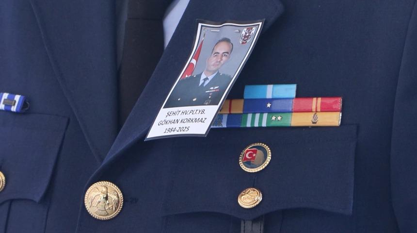 Şehit Pilot Yarbay G&ouml;khan Korkmaz, g&ouml;zyaşlarıyla uğurlandı! "Cuma g&uuml;n&uuml; yanınızdayım" diyerek g&ouml;reve gitmiş