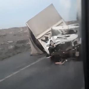 Kontrolden çıkan kamyon refüje çarptı: 1 yaralı