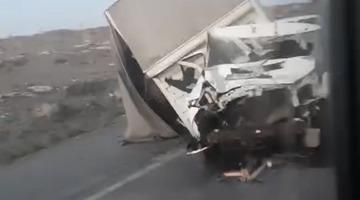 Kontrolden çıkan kamyon refüje çarptı: 1 yaralı