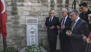 AK Parti Kültür ve Sanat Politikaları Başkanlığından Sezai Karakoç’un ölüm yıldönümünde kabrine ziyaret