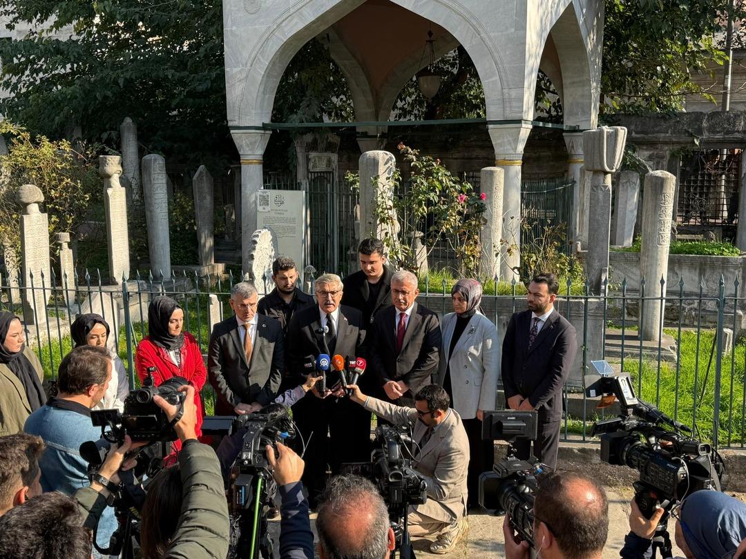 AK Parti Kültür ve Sanat Politikaları Başkanlığından Sezai Karakoç’un ölüm yıldönümünde kabrine ziyaret 1