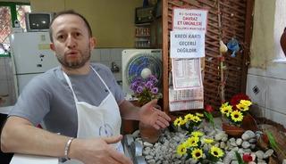 Görenler hayrete düştü! Pide yerken karşınızda duruyor