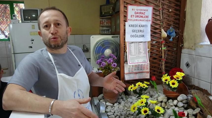 Görenler hayrete düştü! Pide yerken karşınızda duruyor