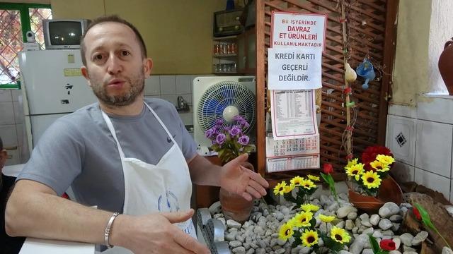 Görenler hayrete düştü! Pide yerken karşınızda duruyor