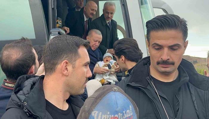 Cumhurbaşkanı Erdoğan, bebeği g&ouml;r&uuml;nce konvoyu durdurdu