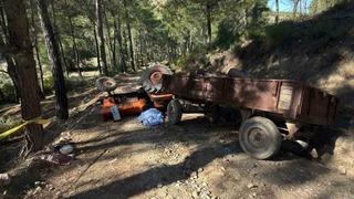 Antalya’da devrilen traktörün altında kalan sürücü hayatını kaybetti