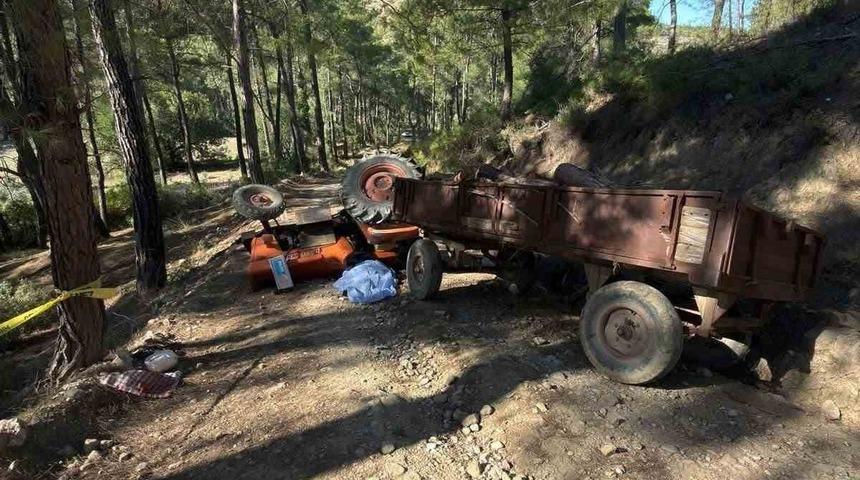 Antalya&rsquo;da devrilen trakt&ouml;r&uuml;n altında kalan s&uuml;r&uuml;c&uuml; hayatını kaybetti