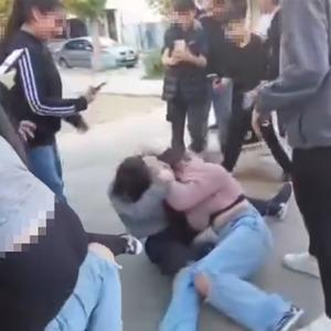 Ortaokullu kızlar saç saça birbirine girdi! Arkadaşları ayırmak yerine video çekti