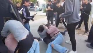 Ortaokullu kızlar birbirine girdi! Arkadaşları video çekti