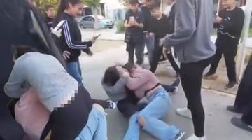 Ortaokullu kızlar saç saça birbirine girdi! Arkadaşları ayırmak yerine video çekti