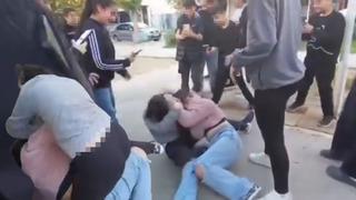 Ortaokullu kızlar saç saça birbirine girdi! Arkadaşları ayırmak yerine video çekti