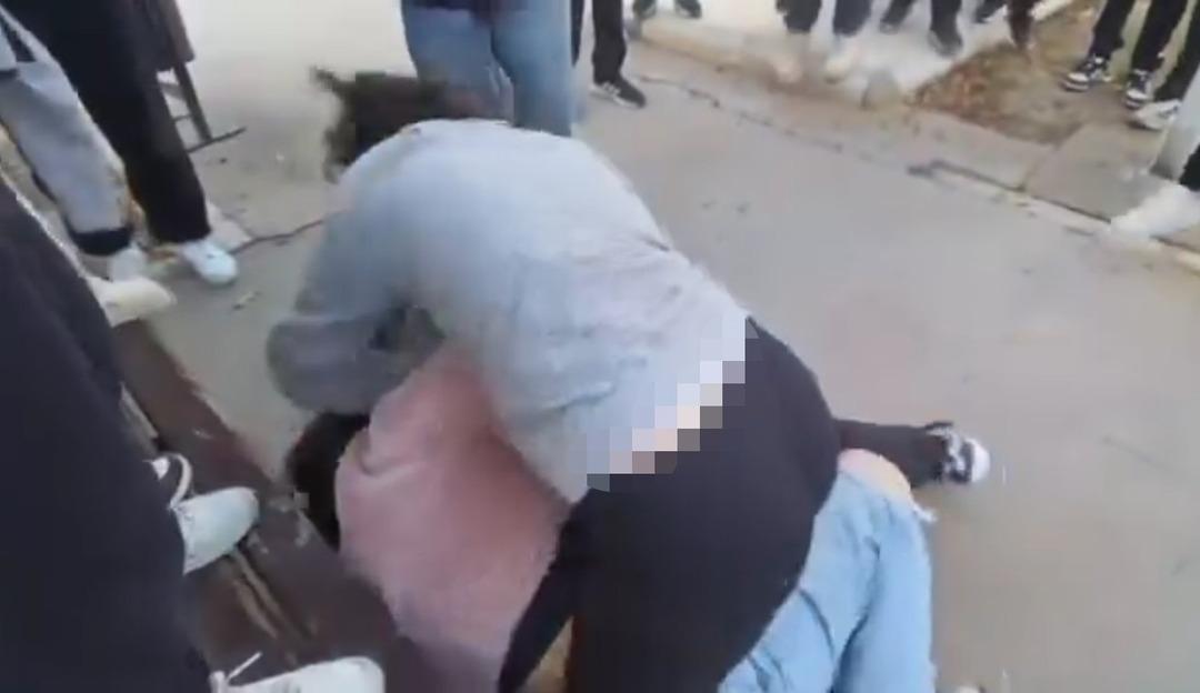 Ortaokullu kızlar sa&ccedil; sa&ccedil;a birbirine girdi! Arkadaşları ayırmak yerine video &ccedil;ekti 3