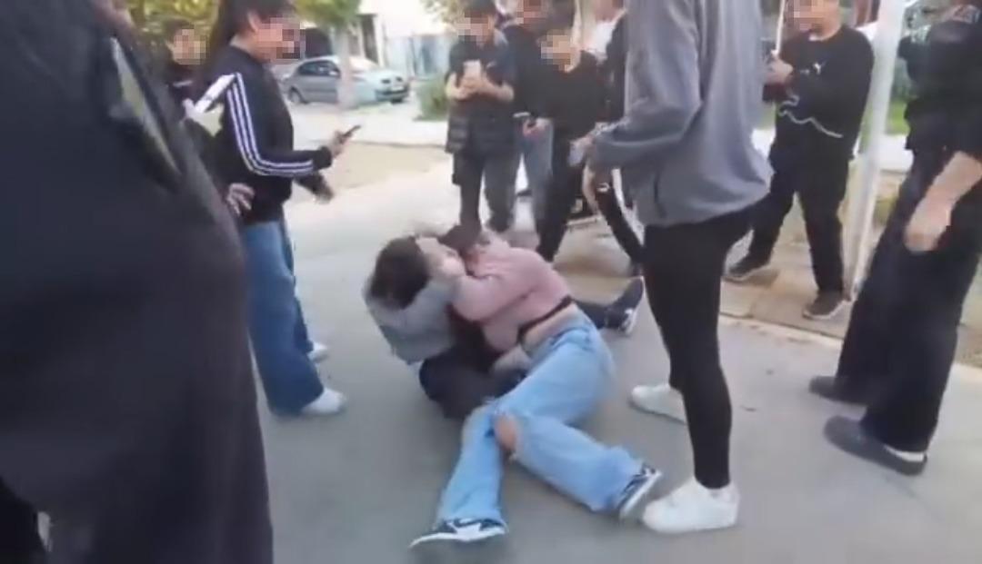 Ortaokullu kızlar sa&ccedil; sa&ccedil;a birbirine girdi! Arkadaşları ayırmak yerine video &ccedil;ekti 2