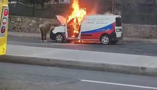  Kağıthane'de hafif ticari araç alev alev yandı