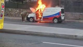  Kağıthane'de hafif ticari araç alev alev yandı