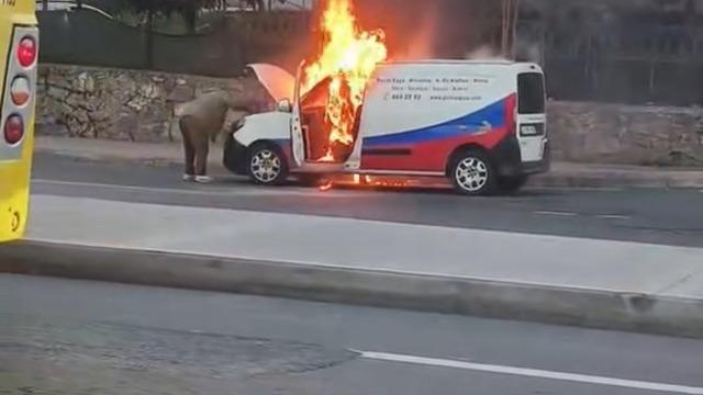  Kağıthane'de hafif ticari araç alev alev yandı