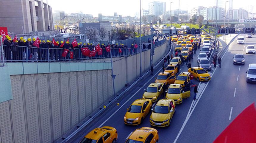Taksicilerden adliye önünde UBER eylemi