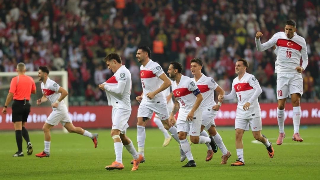 T&uuml;rkiye-Bulgaristan ma&ccedil;ı &ouml;ncesi teknik direkt&ouml;r Montella dan flaş karar! 4 ismi kadrodan &ccedil;ıkardı... 2