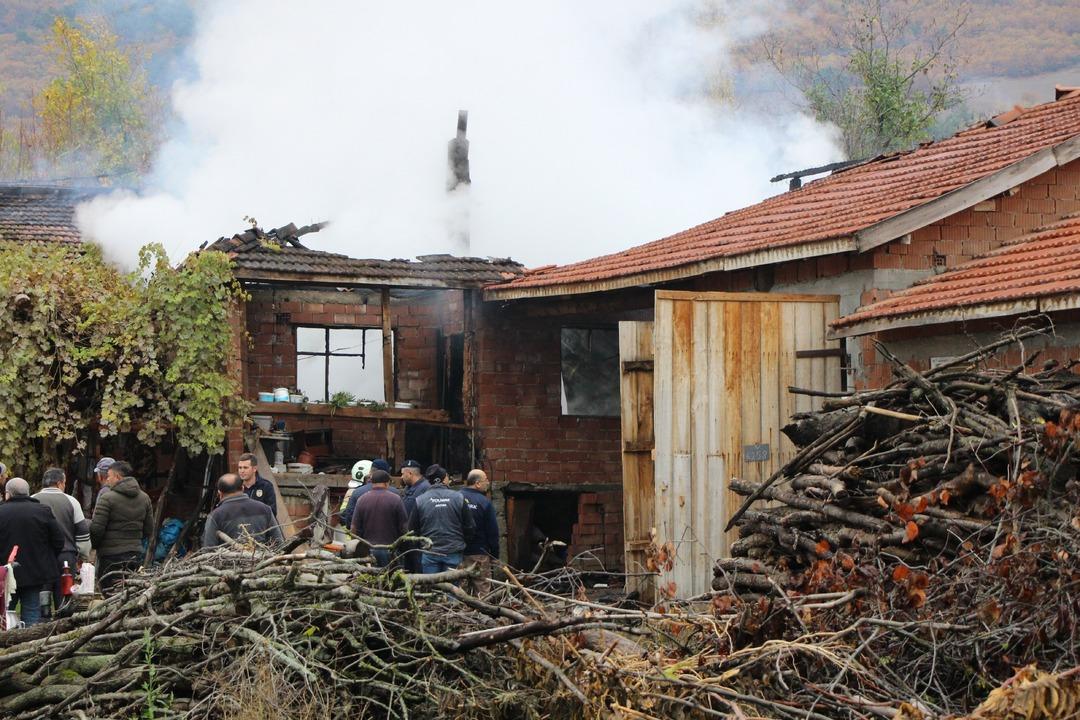 Her şeyi bir anda k&uuml;l oldu! &Ccedil;aresizlikle izledi: "Bir ceketimle kaldım" 1