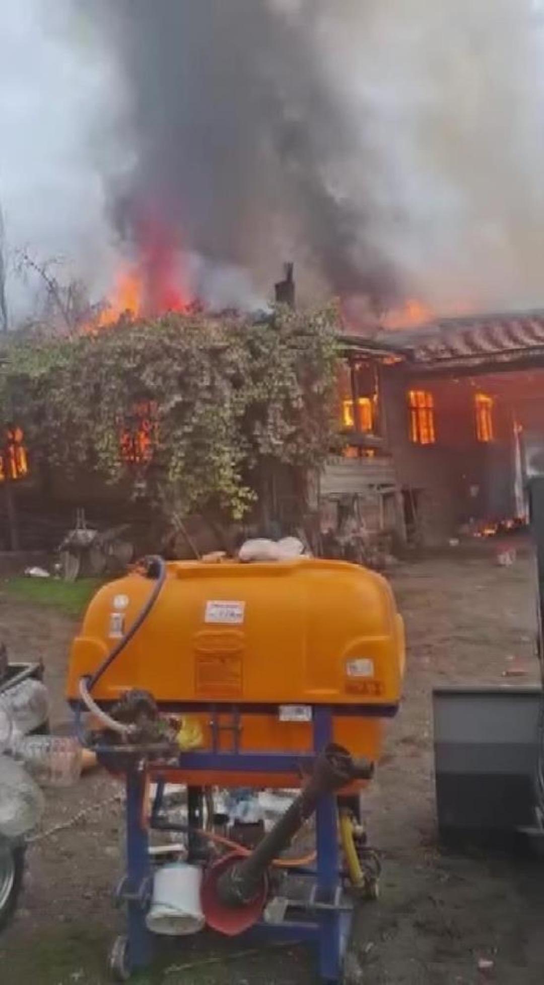 Her şeyi bir anda k&uuml;l oldu! &Ccedil;aresizlikle izledi: "Bir ceketimle kaldım" 2