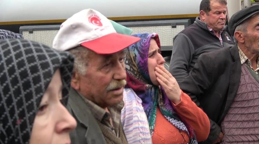 Evi yanan yaşlı &ccedil;ift&ccedil;inin biriktirdiği paralar ve eşyaları k&uuml;le d&ouml;nd&uuml;