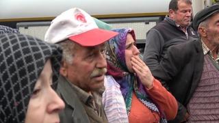 Evi yanan yaşlı çiftçinin biriktirdiği paralar ve eşyaları küle döndü