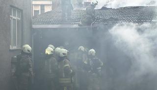Ümraniye'de depo yangını: Bir işçi dumandan etkilendi