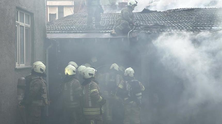 &Uuml;mraniye'de depo yangını: Bir iş&ccedil;i dumandan etkilendi