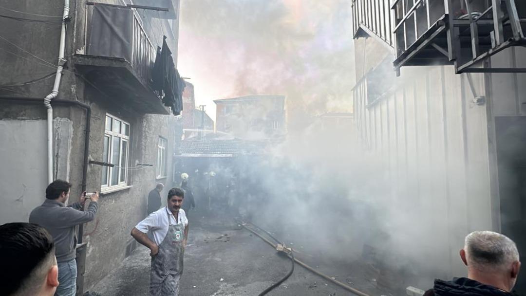 &Uuml;mraniye de depo yangını: Bir iş&ccedil;i dumandan etkilendi 1