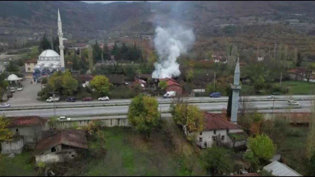 Evi yanan yaşlı &ccedil;ift&ccedil;inin biriktirdiği paralar ve eşyaları k&uuml;le d&ouml;nd&uuml; 2
