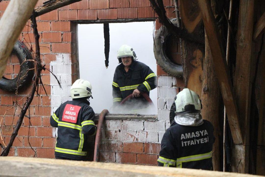 Evi yanan yaşlı &ccedil;ift&ccedil;inin biriktirdiği paralar ve eşyaları k&uuml;le d&ouml;nd&uuml; 1