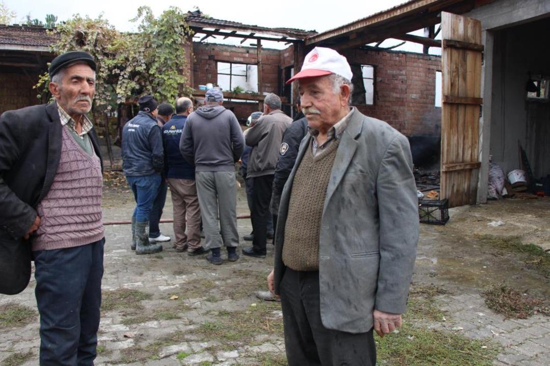 Evi yanan yaşlı &ccedil;ift&ccedil;inin biriktirdiği paralar ve eşyaları k&uuml;le d&ouml;nd&uuml; 3