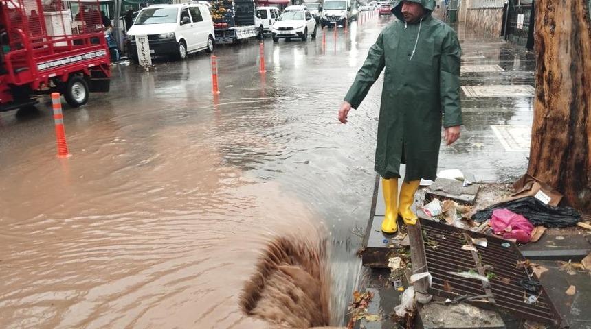 Diyarbakır&rsquo;da sağanak yağış yolları g&ouml;le &ccedil;evirdi