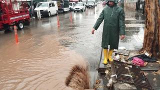 Diyarbakır’da sağanak yağış yolları göle çevirdi