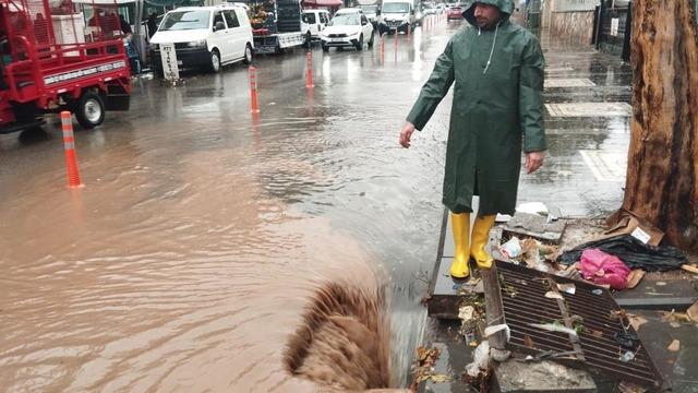 Diyarbakır’da sağanak yağış yolları göle çevirdi