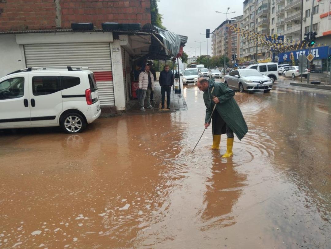 Diyarbakır&rsquo;da sağanak yağış yolları g&ouml;le &ccedil;evirdi 1